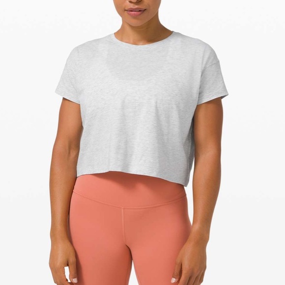 ❤️ Lululemon Cates Tee Size 4 Heathered Core Ultra Light Grey NWOT - Picture 2 of 10
